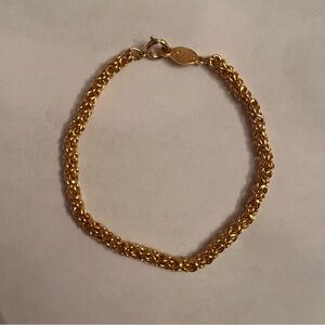 Elegant Gold Chain Bracelet